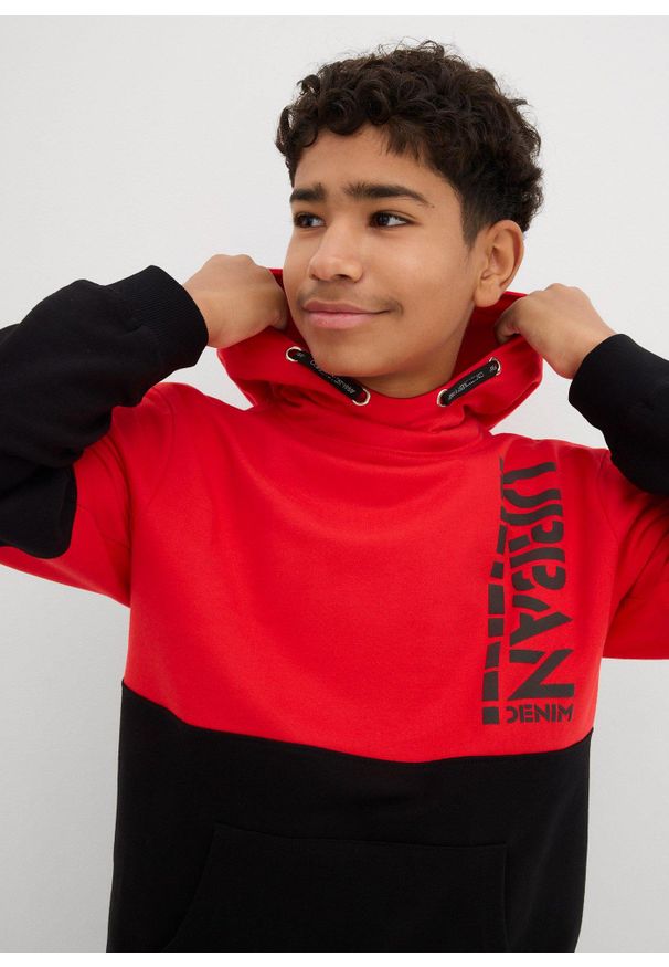 bonprix - Bluza z kapturem z czystej bawełny organicznej. Typ kołnierza: kaptur. Kolor: czerwony. Materiał: bawełna. Wzór: nadruk, napisy