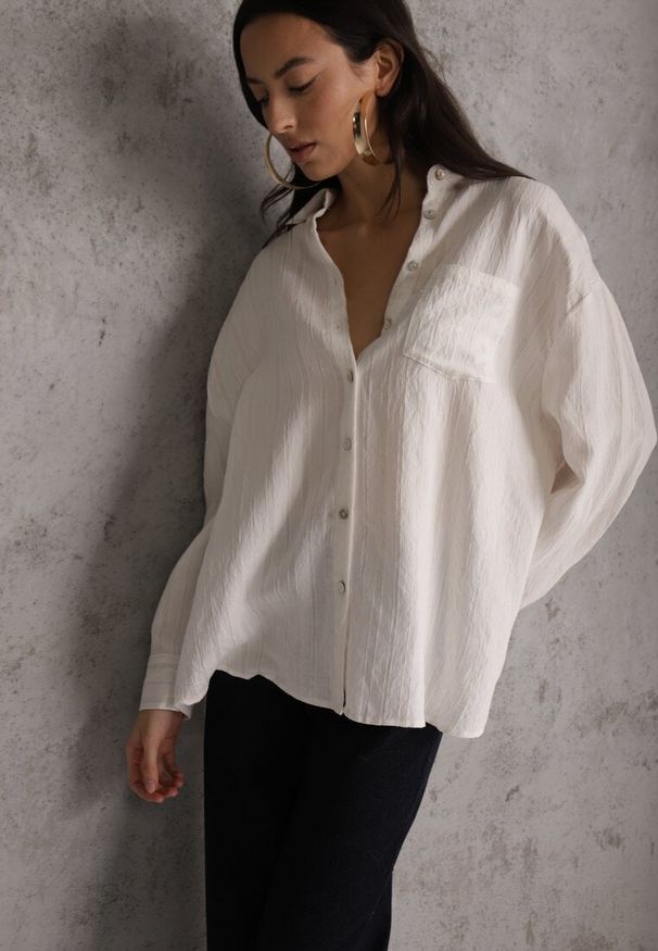 Renee - Biała Koszula z Wiskozy z Domieszką Lnu ze Strukturalnego Materiału Sewrita. Okazja: na spacer. Kolor: biały. Materiał: wiskoza, len, materiał. Styl: street