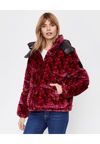 MONCLER - Różowa kurtka z aksamitu Daos. Kolor: czerwony. Materiał: puch, nylon. Długość rękawa: długi rękaw. Długość: długie. Wzór: kwiaty, nadruk. Sezon: zima, jesień #1