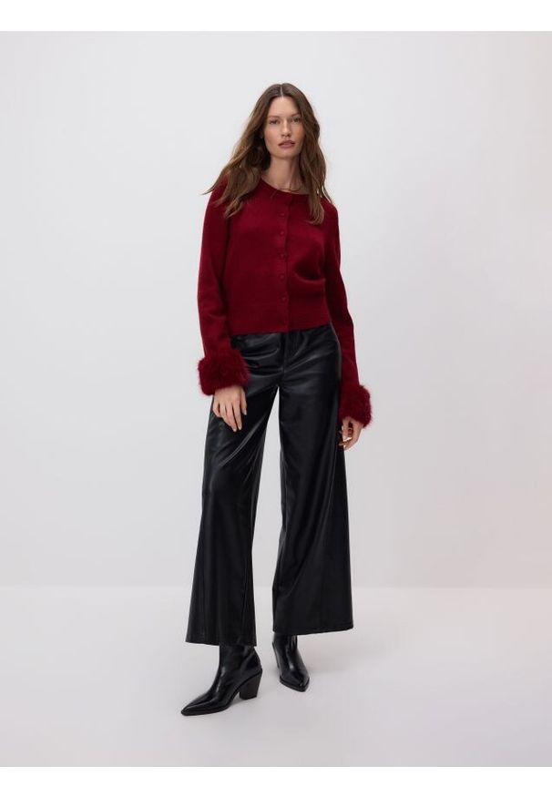 Reserved - Kardigan z futrzanymi mankietami - karminowy. Kolor: czerwony. Materiał: futro