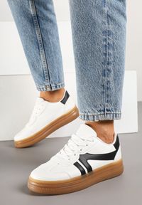 Renee - Biało-Czarne Sneakersy Klasyczne Tenisówki Zdobione Przeszyciami Alatira. Okazja: na co dzień. Kolor: biały. Materiał: jeans. Wzór: aplikacja #5