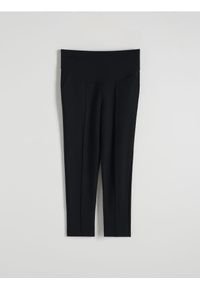 Reserved - Spodnie z kantem - czarny. Kolor: czarny. Materiał: dzianina, wiskoza. Wzór: gładki #1