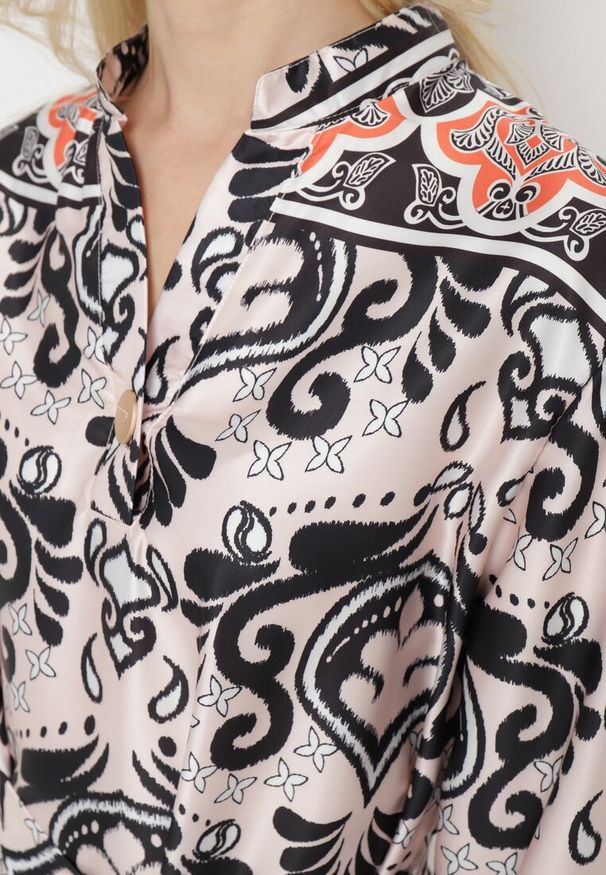 Born2be - Beżowo-Czarna Sukienka o Pudełkowym Fasonie z Satyny w Ornamentalny Print Alerosa. Okazja: na co dzień. Kolor: beżowy. Materiał: satyna. Wzór: nadruk. Styl: elegancki, casual