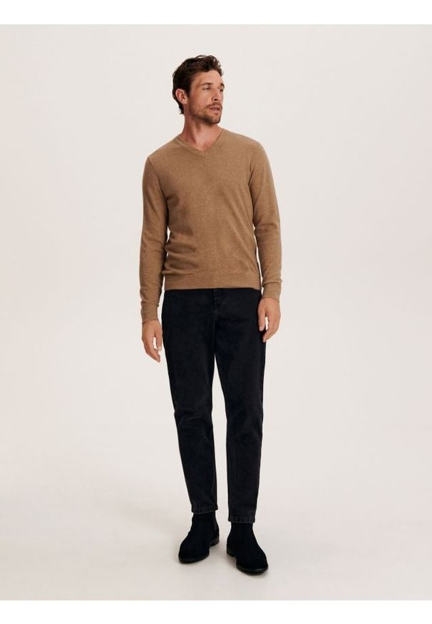 Reserved - Sweter z dekoltem V - beżowy. Kolor: beżowy. Materiał: dzianina, bawełna