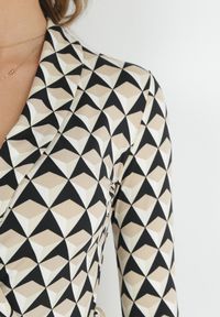 Born2be - Beżowy Kombinezon z Wiązanym Paskiem w Geometryczny Print Ninatti. Okazja: na randkę, na imprezę. Kolor: beżowy. Materiał: materiał. Wzór: nadruk, geometria #3