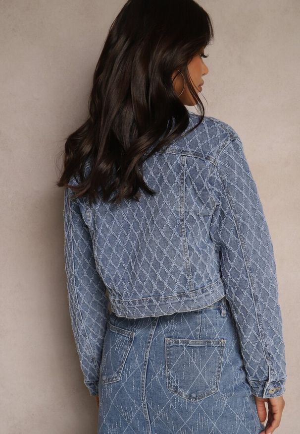 Renee - Niebieska Jeansowa Kurtka z Bawełny Ozdobiona Przetarciami Ariswenna. Okazja: na co dzień. Kolor: niebieski. Materiał: bawełna, jeans. Długość: krótkie. Wzór: aplikacja. Styl: casual