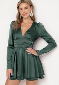 Born2be - Ciemnozielona Satynowa Sukienka Mini z Głębokim Dekoltem i Wiązaniem z Tyłu Liadan. Okazja: na imprezę. Kolor: zielony. Materiał: satyna. Styl: elegancki. Długość: mini #1