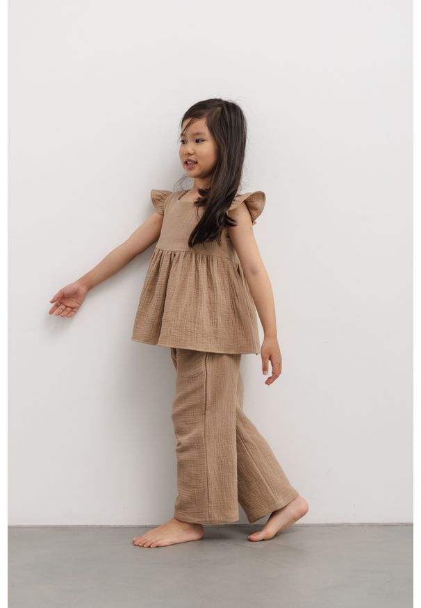 Marsala - MINI spodnie o prostym kroju w kolorze COOKIE BEIGE - PIXIE-80-86 (12-18). Kolor: beżowy. Materiał: bawełna. Wzór: aplikacja. Sezon: lato