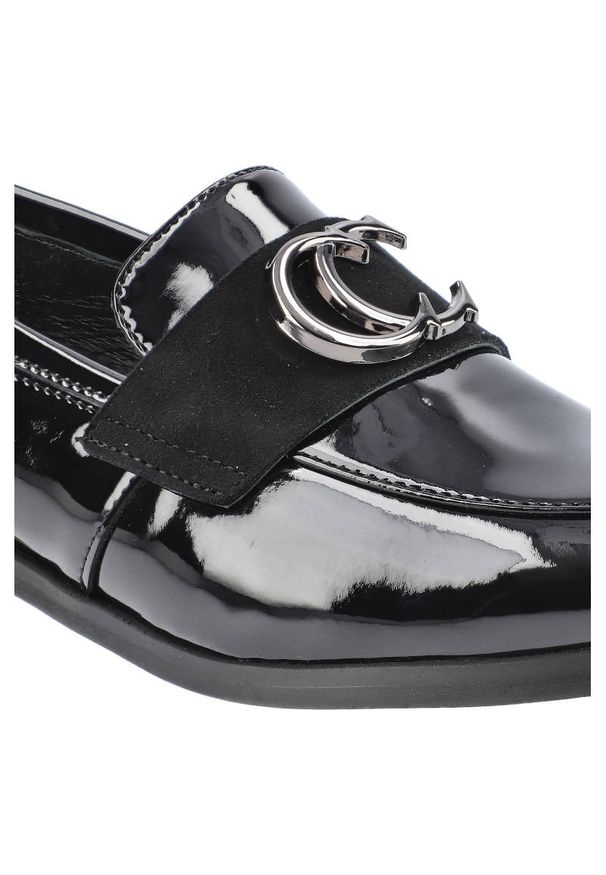 Czarne Półbuty Karino Damskie Eleganckie Obuwie. Okazja: na co dzień, na spotkanie biznesowe, do pracy. Zapięcie: klamry, bez zapięcia. Kolor: czarny. Szerokość cholewki: normalna. Materiał: lakier, skóra. Sezon: wiosna, lato, jesień. Obcas: na obcasie. Styl: elegancki. Wysokość obcasa: niski