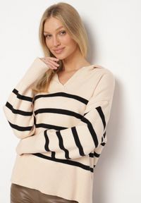 Born2be - Czarno-Beżowy Sweter Ozdobiony Paskami i Kołnierzykiem Arsena. Okazja: na spotkanie biznesowe, do pracy, na co dzień. Typ kołnierza: dekolt w serek. Kolor: czarny. Materiał: jeans. Wzór: aplikacja. Styl: biznesowy, casual #4