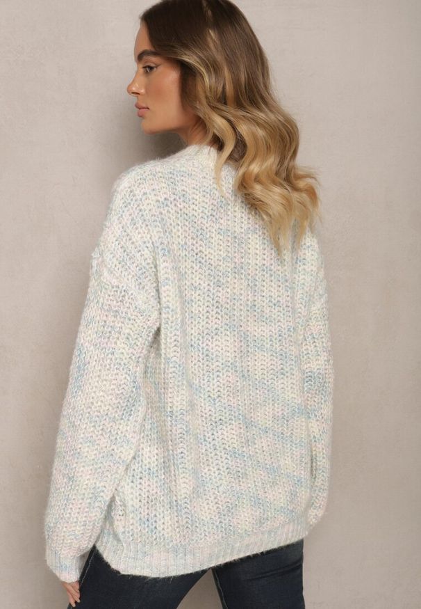 Renee - Jasnobeżowy Sweter z Wełną Ozdobiony Tłoczeniem Ecrisevia. Okazja: na co dzień. Kolor: beżowy. Materiał: wełna. Wzór: aplikacja. Styl: casual, elegancki