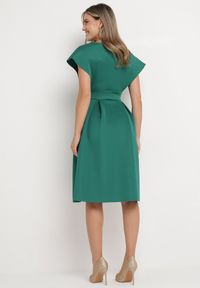 Born2be - Zielona Rozkloszowana Sukienka Midi z Trójkątnym Dekoltem i Paskiem w Talii Tulika. Kolor: zielony. Typ sukienki: kopertowe. Styl: elegancki. Długość: midi #2