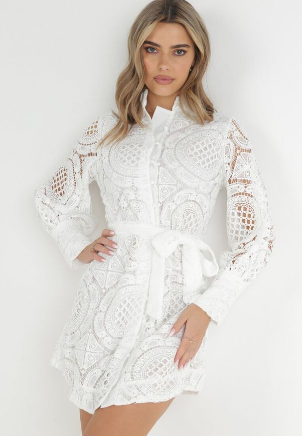 Born2be - Biała Koronkowa ze Stójką i Szerokimi Mankietami Rojas. Typ kołnierza: kołnierzyk stójkowy. Kolor: biały. Materiał: koronka. Sezon: wiosna, lato. Typ sukienki: koszulowe