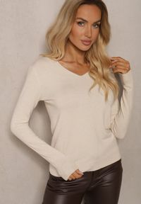 Renee - Jasnobeżowy Sweter z Bawełną i Trójkątnym Dekoltem Eulinevia. Okazja: na spotkanie biznesowe, na co dzień. Kolor: beżowy. Materiał: bawełna. Wzór: aplikacja. Styl: biznesowy, casual