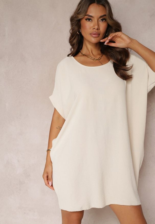 Renee - Beżowa Sukienka Mini o Fasonie Nietoperza z Okrągłym Dekoltem Maglia. Kolor: beżowy. Długość rękawa: krótki rękaw. Długość: mini