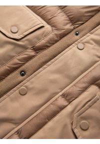 Ombre Clothing - Długa pikowana kurtka męska z dużymi kieszeniami – beżowa V2 - Rozmiar: XXL. Typ kołnierza: kaptur. Kolor: beżowy. Materiał: tkanina, poliester, materiał, syntetyk, nylon. Długość: długie. Wzór: gładki, aplikacja #6