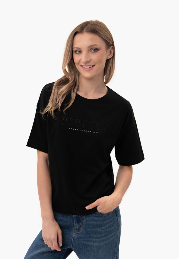 Volcano - Luźna koszulka z napisem, Comfort Fit, T-PERFECT. Okazja: na co dzień. Kolor: czarny. Materiał: prążkowany, bawełna, jeans, materiał. Długość: krótkie. Wzór: napisy. Styl: casual, elegancki, klasyczny