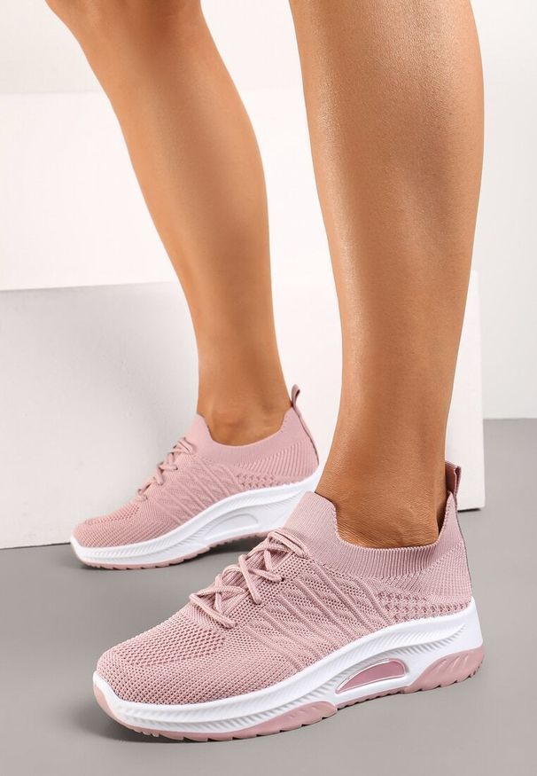 Born2be - Różowe Wsuwane Buty Sportowe z Elastyczną Cholewką i Ozdobną Wstawką na Podeszwie Moonsara. Okazja: na co dzień. Nosek buta: okrągły. Zapięcie: bez zapięcia. Kolor: różowy. Materiał: jeans. Szerokość cholewki: normalna. Sport: fitness
