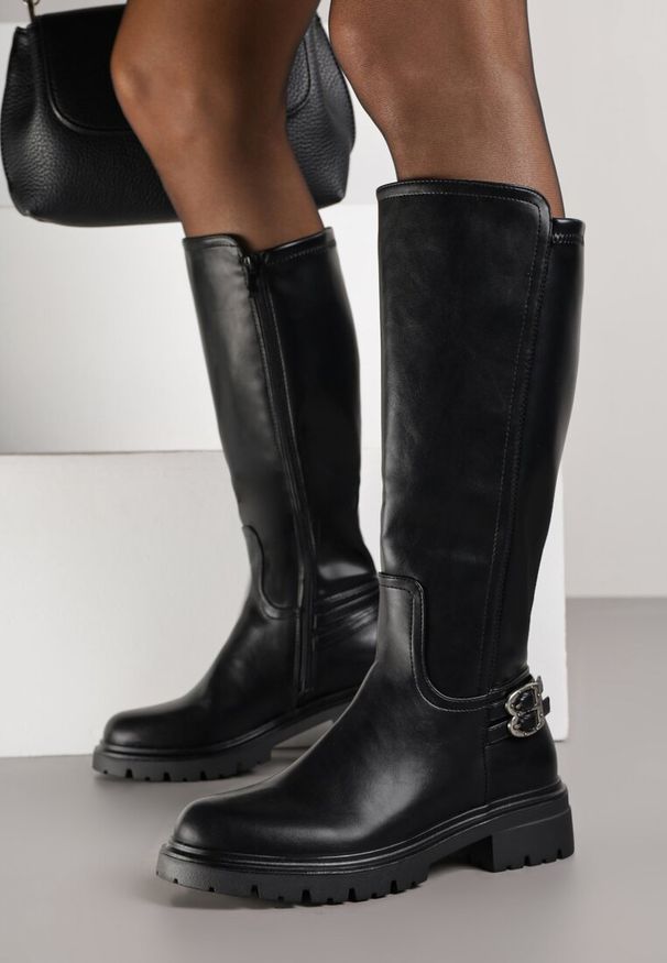 Born2be - Czarne Kozaki Oficerki na Grubej Podeszwie Zdobione Klamrami przy Kostce Saliseva. Okazja: na spotkanie biznesowe, do pracy. Zapięcie: klamry. Kolor: czarny. Materiał: jeans. Wzór: aplikacja. Styl: biznesowy, elegancki, klasyczny