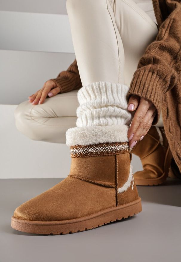 Renee - Brązowe Śniegowce o Wsuwanym Fasonie z Haftem i Futrem przy Cholewce Mevinadia. Okazja: na co dzień. Kolor: brązowy. Materiał: futro. Szerokość cholewki: normalna. Wzór: haft. Styl: casual