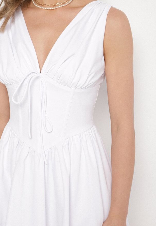 Born2be - Biała Sukienka Vices o Rozkloszowanym Kroju z Wiązaniem Foliseia. Okazja: na co dzień. Typ kołnierza: dekolt w kształcie V. Kolor: biały. Materiał: poliester, jeans. Długość rękawa: bez rękawów. Styl: casual, elegancki, klasyczny
