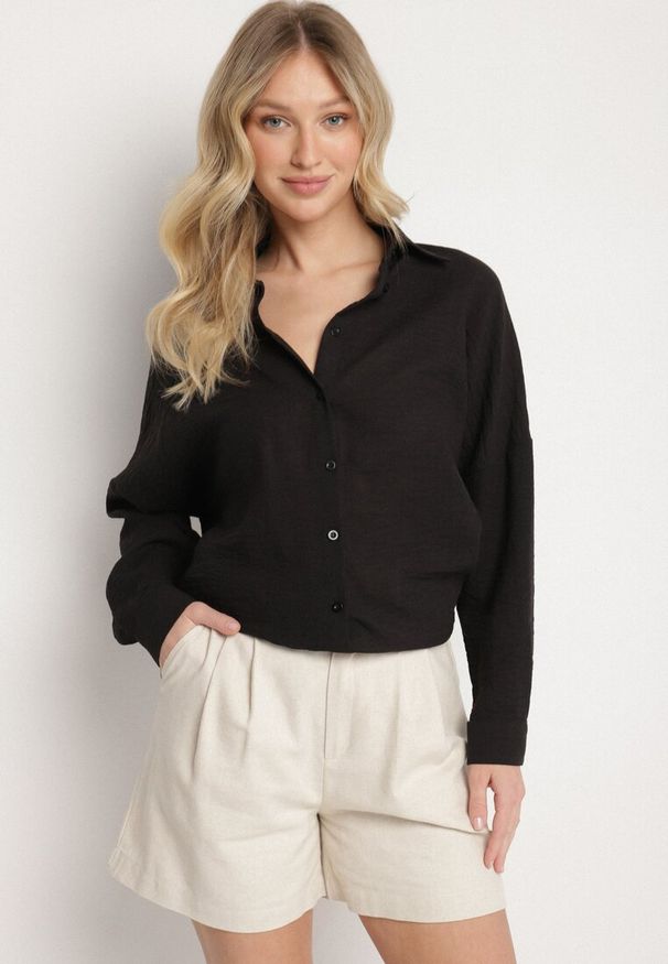 Born2be - Czarna Klasyczna Koszula o Kroju Oversize Maronira. Okazja: na co dzień. Typ kołnierza: kołnierzyk klasyczny. Kolor: czarny. Materiał: jeans. Styl: klasyczny