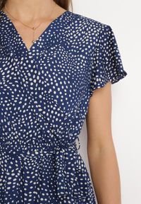 Born2be - Granatowa Sukienka Kepherine. Kolor: niebieski. Materiał: materiał, tkanina. Wzór: kropki. Typ sukienki: kopertowe. Długość: mini #3