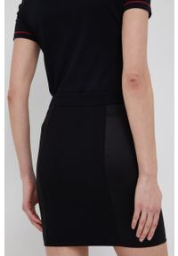 Armani Exchange spódnica kolor czarny mini ołówkowa. Stan: podwyższony. Kolor: czarny. Materiał: tkanina