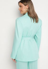 Born2be - Jasnozielona Jednorzędowa Marynarka z Paskiem i Usztywnionymi Ramionami Diomella. Okazja: na co dzień. Kolor: zielony. Materiał: jeans. Styl: elegancki, casual #3