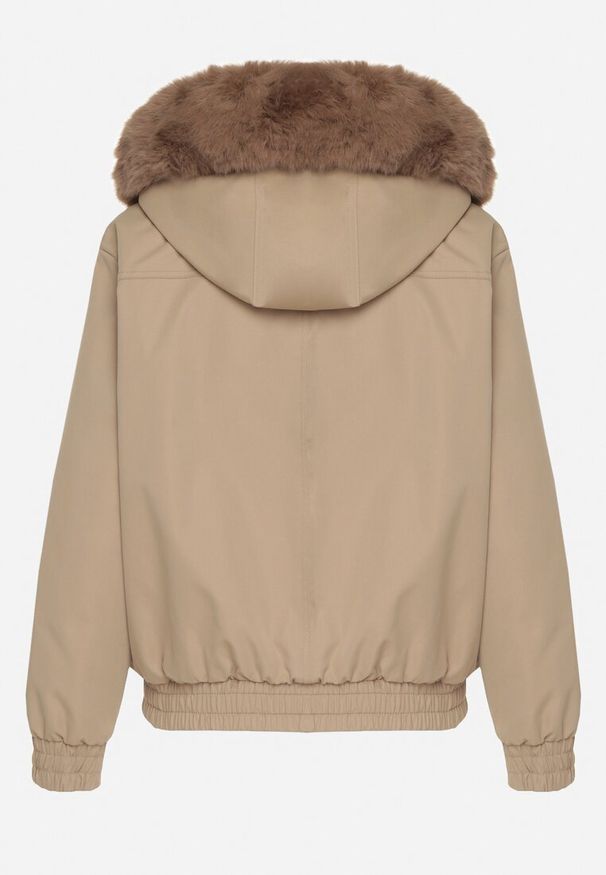 Born2be - Beżowa Kurtka Bomberka z Futrzanym Obszyciem i Kapturem Rannasa. Okazja: na co dzień. Kolor: beżowy. Materiał: futro. Styl: casual