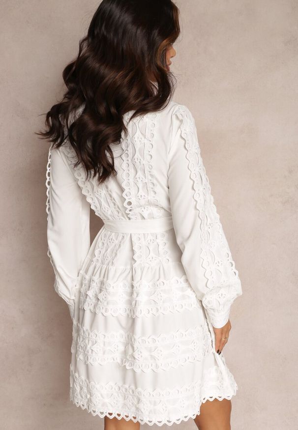 Renee - Biała Sukienka Koszulowa z Wiązanym Paskiem i Ażurowymi Taśmami Deme. Kolor: biały. Materiał: materiał. Długość rękawa: długi rękaw. Wzór: ażurowy. Typ sukienki: koszulowe. Styl: klasyczny, boho. Długość: mini