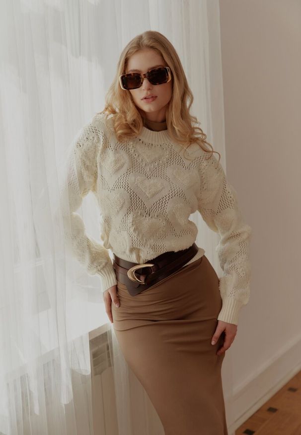 Born2be - Jasnobeżowy Sweter w Serca o Klasycznym Fasonie ze Ściągaczami Biriet. Kolor: beżowy. Materiał: wełna, bawełna. Styl: klasyczny