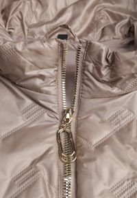 Born2be - Brązowa Przejściowa Kamizelka Pikowana o Długim Kroju z Kapturem i Naszywką Harmaste. Okazja: na co dzień. Typ kołnierza: kaptur. Kolor: brązowy. Materiał: jeans. Długość: długie. Wzór: aplikacja. Styl: casual #3