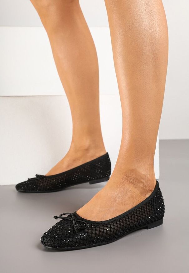Born2be - Czarne Balerinki z Siateczki Zdobione Cyrkoniami i Kokardką Senovaria. Okazja: na co dzień. Kolor: czarny. Materiał: jeans. Wzór: aplikacja. Obcas: na obcasie. Styl: elegancki, casual. Wysokość obcasa: niski