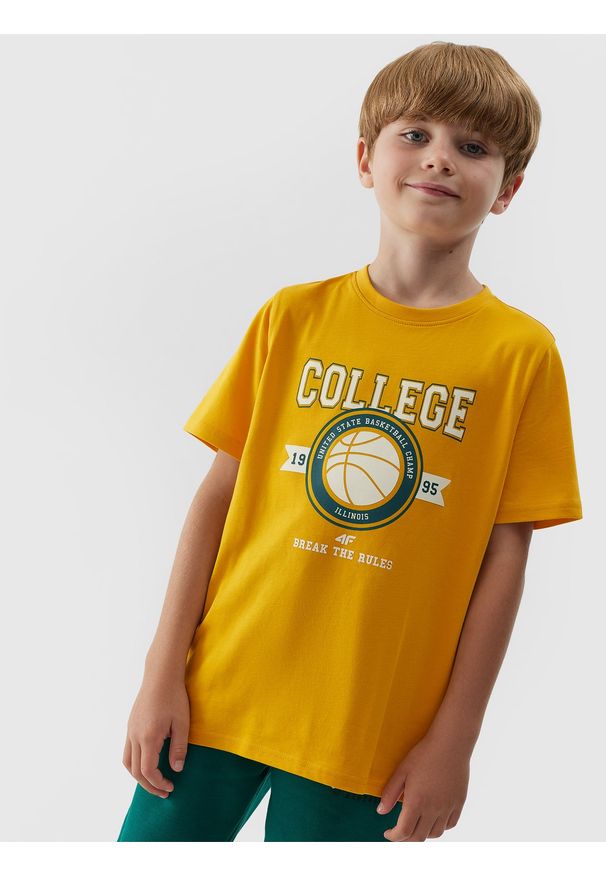 4f - T-shirt z nadrukiem chłopięcy. Kolor: żółty. Materiał: bawełna. Wzór: nadruk