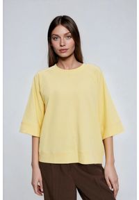 MOODO - Bluza z krótkimi i szerokimi rękawami żółta. Kolor: żółty. Materiał: poliester, bawełna, elastan. Długość: krótkie #1