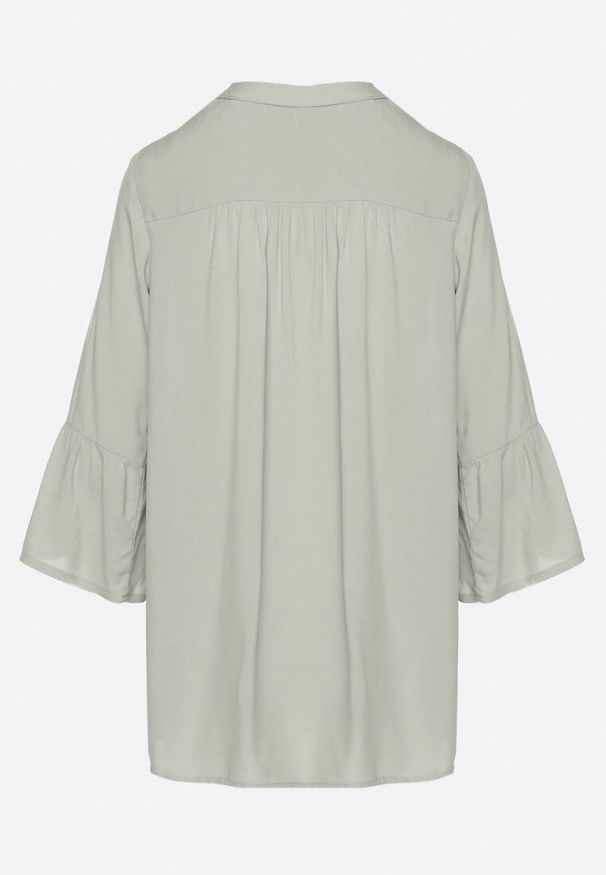 Born2be - Zielona Wiskozowa Bluzka z Falbankami przy Rękawach Tialavelle. Okazja: na co dzień. Typ kołnierza: kołnierz z falbankami. Kolor: zielony. Materiał: wiskoza. Styl: casual