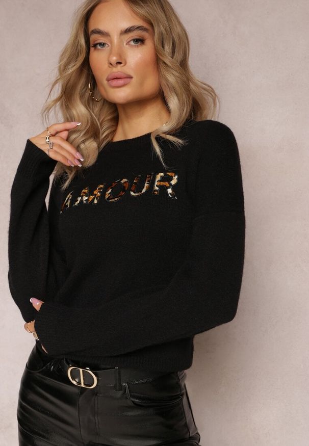 Renee - Czarny Sweter z Naszywkami z Napisem Amour Mavilla. Kolor: czarny. Materiał: tkanina, dzianina. Długość rękawa: długi rękaw. Długość: długie. Wzór: aplikacja, napisy. Styl: elegancki