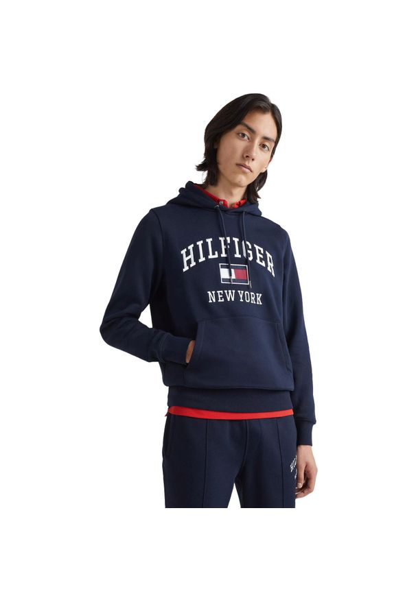 TOMMY HILFIGER - Bluza z kapturem Tommy Hilfiger Modern Varsity, Mężczyźni. Typ kołnierza: kaptur. Kolor: niebieski. Materiał: bawełna, materiał