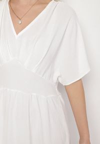 Born2be - Biała Rozkloszowana Sukienka z Gumką w Talii i Dekoltem w Serek Iffara. Okazja: na co dzień, do pracy, na spotkanie biznesowe. Typ kołnierza: dekolt w serek. Kolor: biały. Styl: biznesowy, casual #4