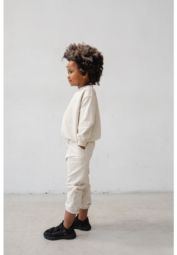 Marsala - MINI spodnie dresowe typu jogger w kolorze BEIGE z dodatkiem konopii - DISPLAY KONOPIA-92-98 (2-3). Stan: podwyższony. Kolor: beżowy. Materiał: dresówka. Wzór: gładki