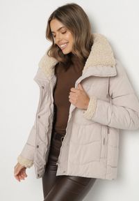 Born2be - Ciemnobeżowa Pikowana Kurtka z Kapturem i Kołnierzem z Futerkiem Typu Baranek Olandia. Okazja: na spacer, na co dzień. Typ kołnierza: kaptur. Kolor: beżowy. Materiał: futro. Styl: casual, sportowy #6