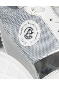 Baldinini - BALDININI - Skórzane sneakersy na koturnie. Zapięcie: sznurówki. Kolor: biały. Materiał: skóra. Wzór: aplikacja. Obcas: na koturnie #2