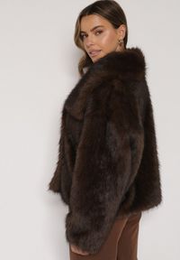 Born2be - Brązowa Oversizowa Kurtka Futerko z Szerokim Kołnierzem Reilia. Kolor: brązowy. Materiał: futro. Styl: klasyczny, elegancki #6