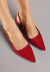 Renee - Bordowe Sandały Lakierowane na Płaskiej Podeszwie z Ozdobnym Paskiem Delaniael. Okazja: na co dzień. Zapięcie: pasek. Kolor: czerwony. Materiał: lakier. Sezon: lato. Obcas: na płaskiej podeszwie. Styl: casual, elegancki #6