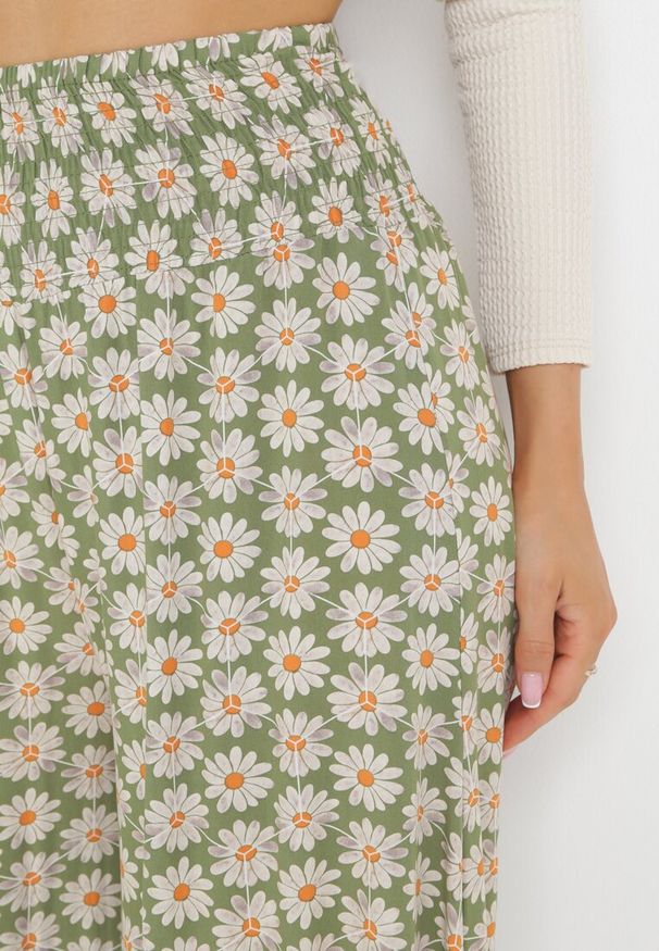 Born2be - Jasnozielone Szerokie Spodnie High Waist o Długości 7/8 Vatum. Stan: podwyższony. Kolor: zielony. Materiał: wiskoza, tkanina. Wzór: aplikacja, kwiaty, nadruk