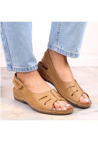 Skórzane komfortowe sandały damskie na rzep brązowe Helios 117. Zapięcie: rzepy. Kolor: brązowy. Materiał: skóra