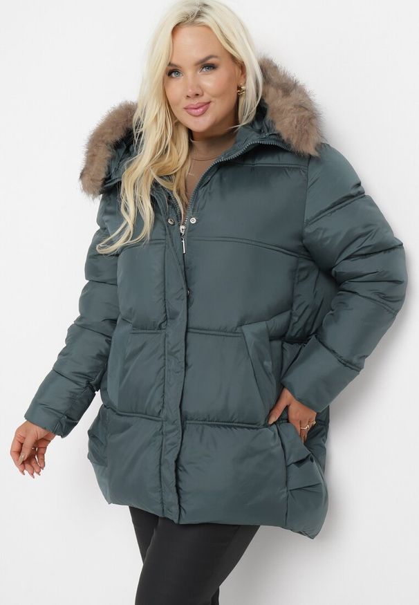 Born2be - Zielona Kurtka z Kapturem i Sztucznym Futerkiem Tsani. Okazja: do pracy. Typ kołnierza: kaptur. Kolekcja: plus size. Kolor: zielony. Materiał: futro. Wzór: aplikacja. Sezon: zima, jesień. Styl: klasyczny, elegancki