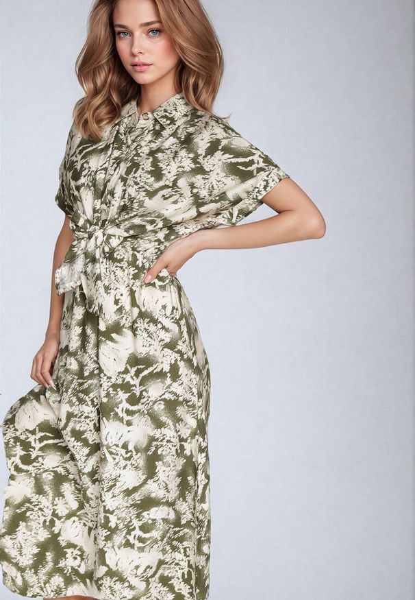 Born2be - Zielono-Beżowa Taliowana Sukienka z Gumką w Pasie Zapinana na Guziki Nasica. Okazja: na co dzień. Kolor: zielony. Materiał: wiskoza, materiał, jeans. Długość rękawa: krótki rękaw. Typ sukienki: proste. Styl: elegancki, klasyczny, casual