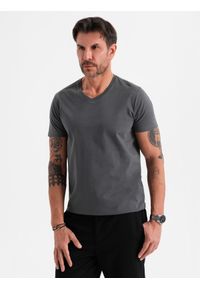 Ombre Clothing - Męska klasyczna bawełniana koszulka z dekoltem w serek BASIC – grafitowa V3 OM-TSBS-0237 - XXL. Typ kołnierza: dekolt w serek. Kolor: szary. Materiał: bawełna. Styl: klasyczny #8
